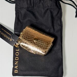 AirPods Pouch
CLIP-ON POUCH IN METALLIC GOLD/GOLD NWT

$40.00